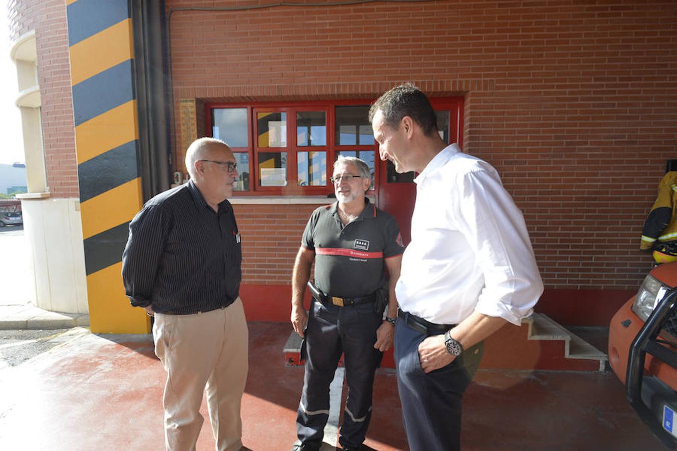 Carlos González y José Pérez visitan el Parque de Bomberos de Elche