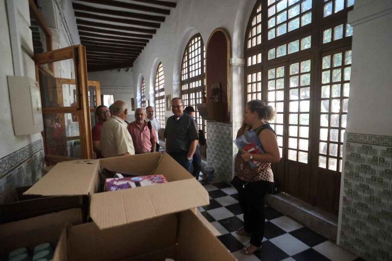 Cruz Roja, La Chumbera y Cáritas recogen el material escolar de la campaña solidaria