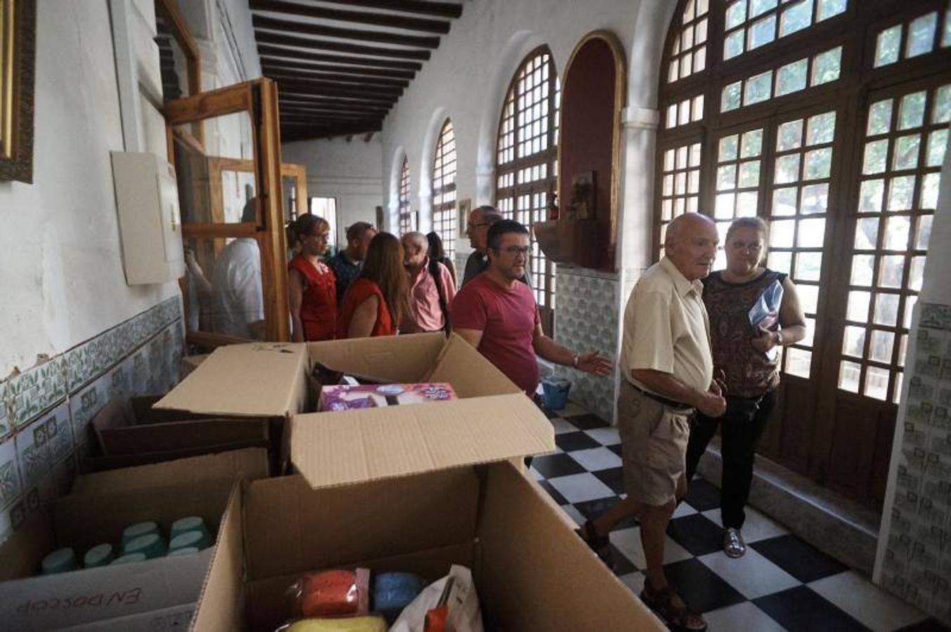 Cruz Roja, La Chumbera y Cáritas recogen el material escolar de la campaña solidaria