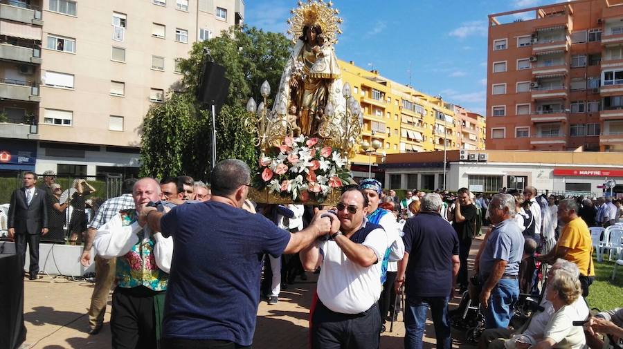 Ofrenda a la imagen peregrina de la Virgen de los Desamparados en Dénia