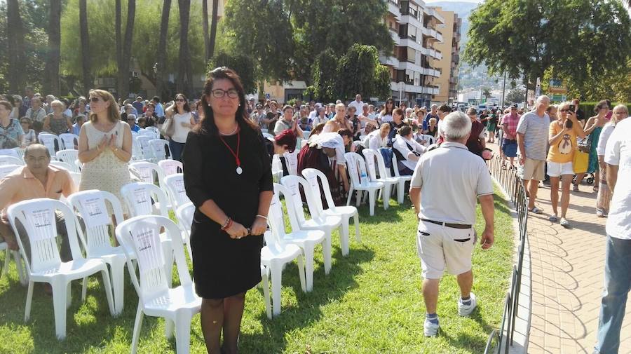 Ofrenda a la imagen peregrina de la Virgen de los Desamparados en Dénia