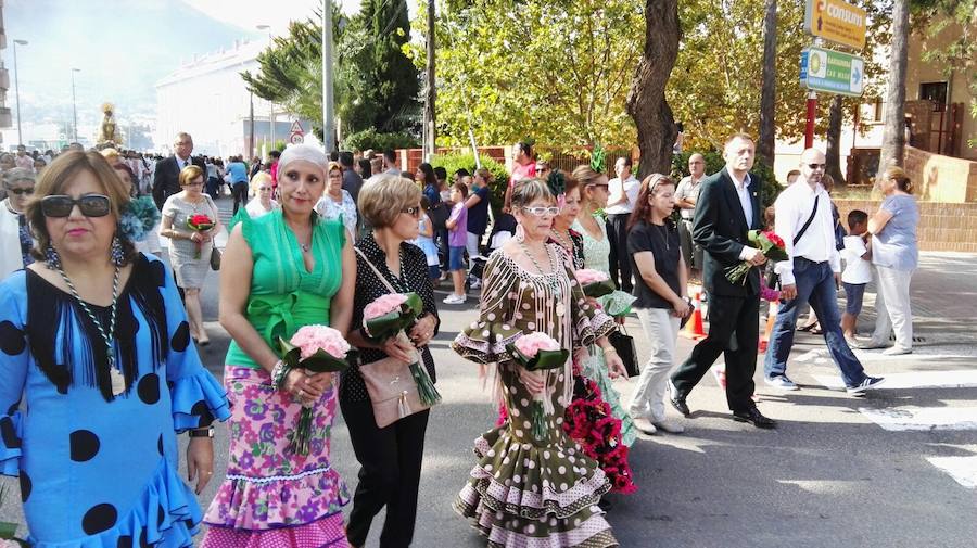 Ofrenda a la imagen peregrina de la Virgen de los Desamparados en Dénia