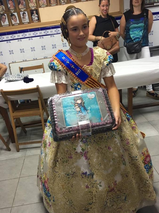 Candidatas de Ruzafa dan la enhorabuena a Marina Cutillas Villaverde, corte 2017 de la falla Tomasos.