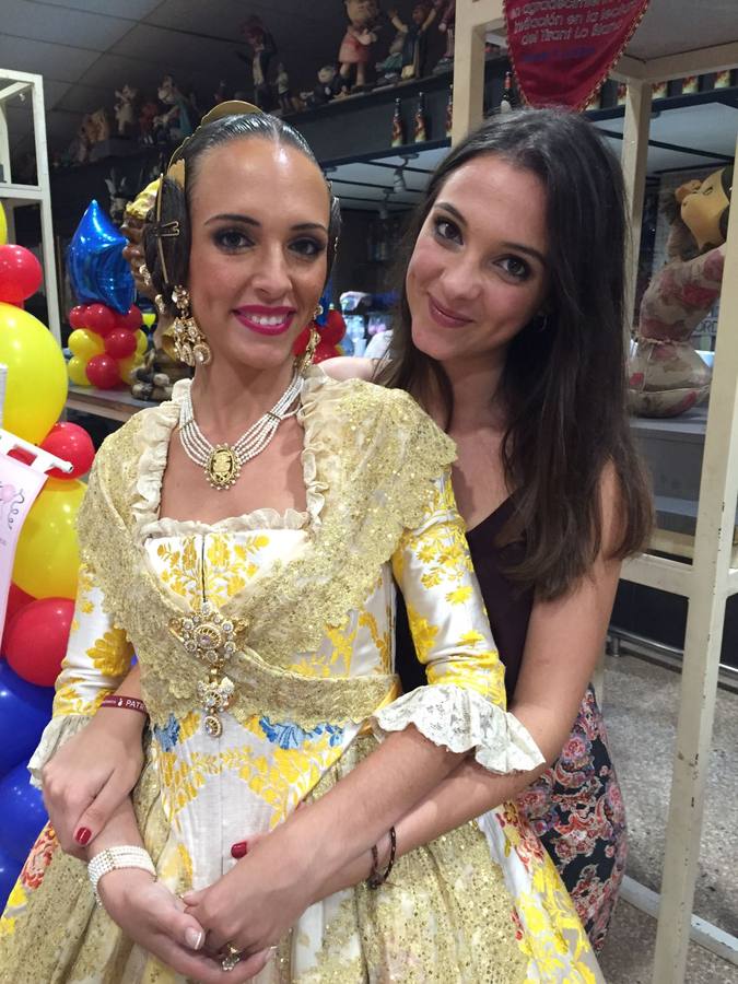 Nuria Llopis Borrego, fallera mayor infantil de Valencia 2006, abraza a su hermana Carmen, corte de 2017.