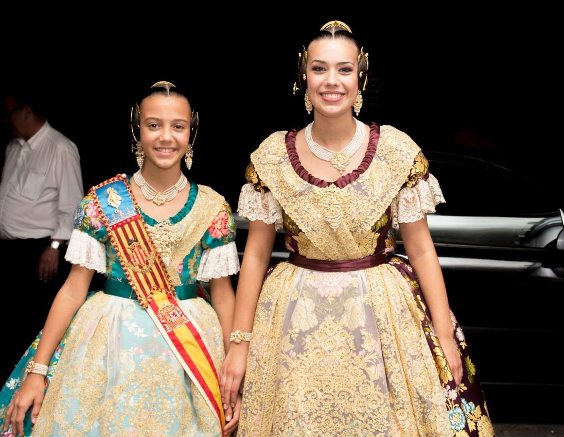 Sofía Soler, fallera mayor infantil de Valencia 2016, junto a Patricia Navarro, corte mayor 2017, ambas de la falla General Asensio de Quart de Poblet.