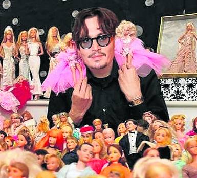 Johnny Deep. El capitán Sparrow tiene una curiosa afición a jugar con muñecas. Las tiene de todo tipo pero le pierden las Barbie. No deja escapar ninguna edición especial y tiene las réplicas de Mattel de Britney Spears, Beyoncé, Lindsay Lohan o Elvis Presley. No es su única afición, también le gustan los insectos, las lámparas y los libros antiguos.