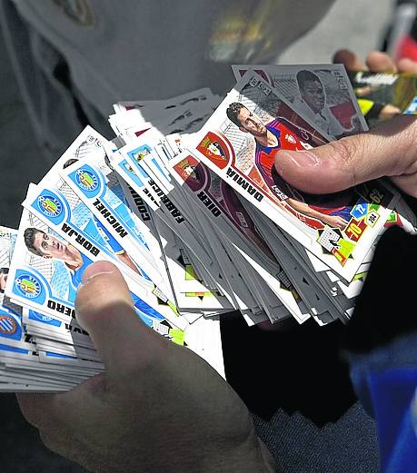 60 millones en cromos. Es lo que se gastan anualmente los españoles en una afición que convierte cada patio de colegio en una pequeña bolsa de valores. Sobreviven en la era digital «gracias al factor sorpresa y a que inculcan valores», dicen en Panini.