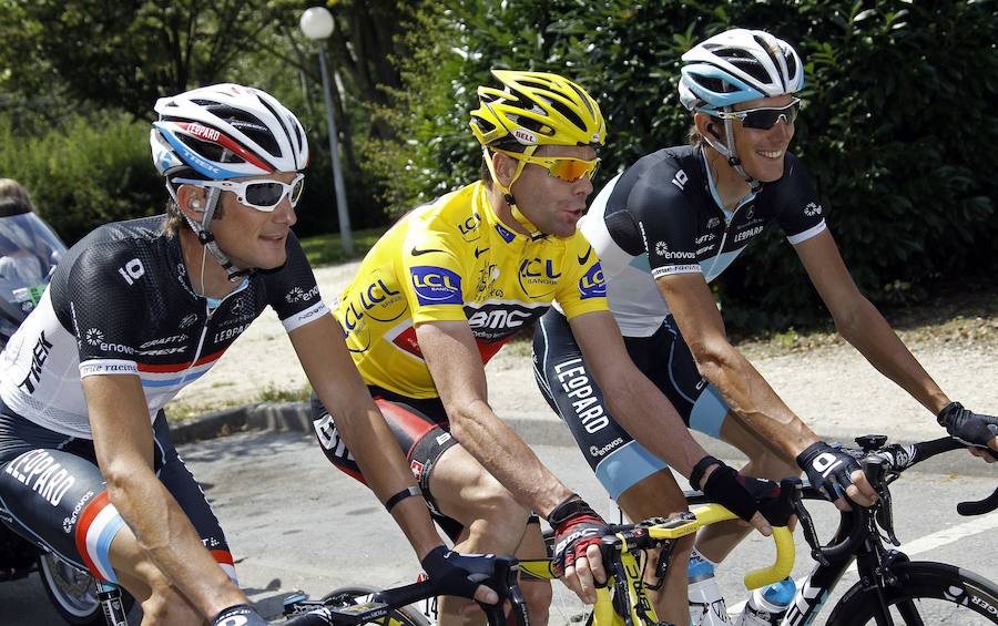 Carles Sastre y los hermanos Schelck. En la foto, los hermanos Schelck rodeando a otro ciclista