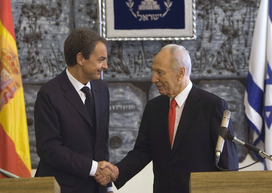 Simón Peres con el expresidente del gobierno español, José Luis Rodríguez Zapatero