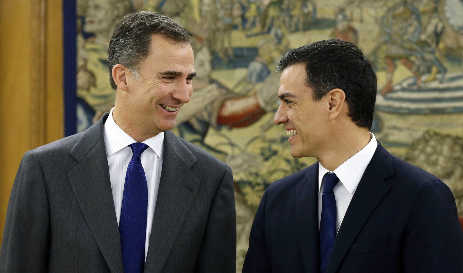 El rey Felipe VI y Pedro Sánchez, dirigente del PSOE, antes de la reunión en la que trataban de dar viabilidad un gobierno liderado por el candidato socialista.