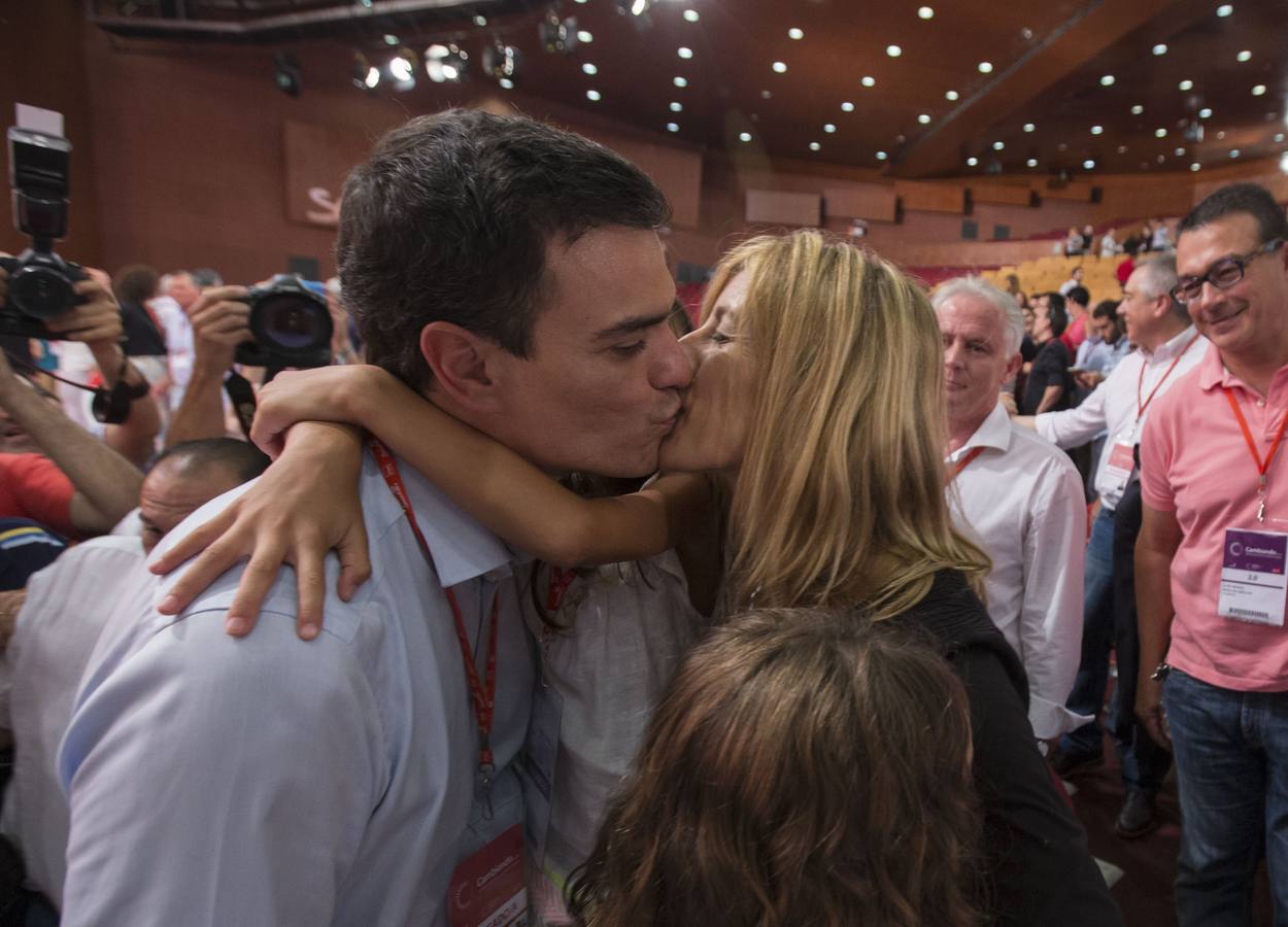 Sánchez besa a su mujer, Begoña Gómez, tras ser elegido secretario general del PSOE en 2014.