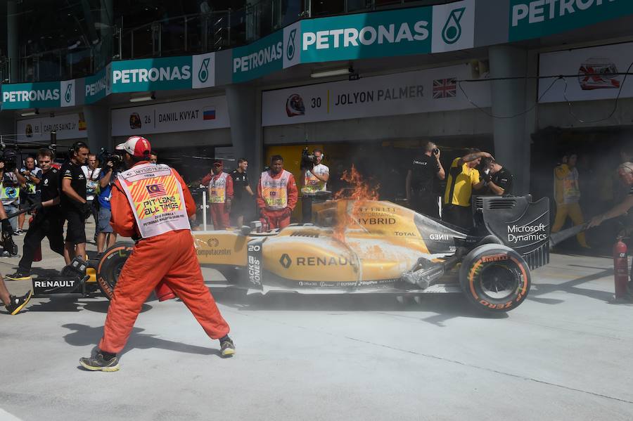 Las imágenes del espectacular incendio del coche de Magnussen