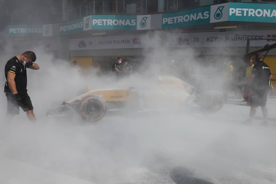 Las imágenes del espectacular incendio del coche de Magnussen