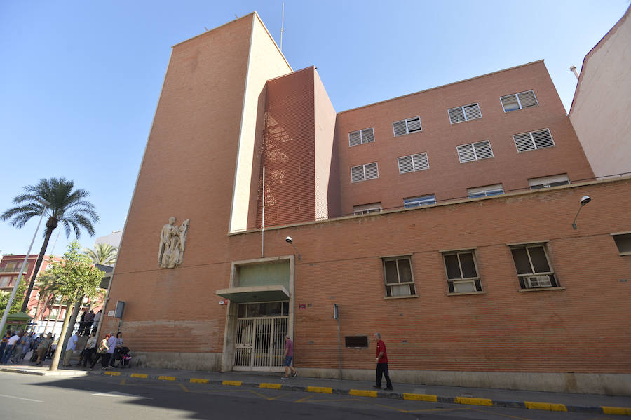 Colocación de la placa en el edificio del ambulatorio San Fermín