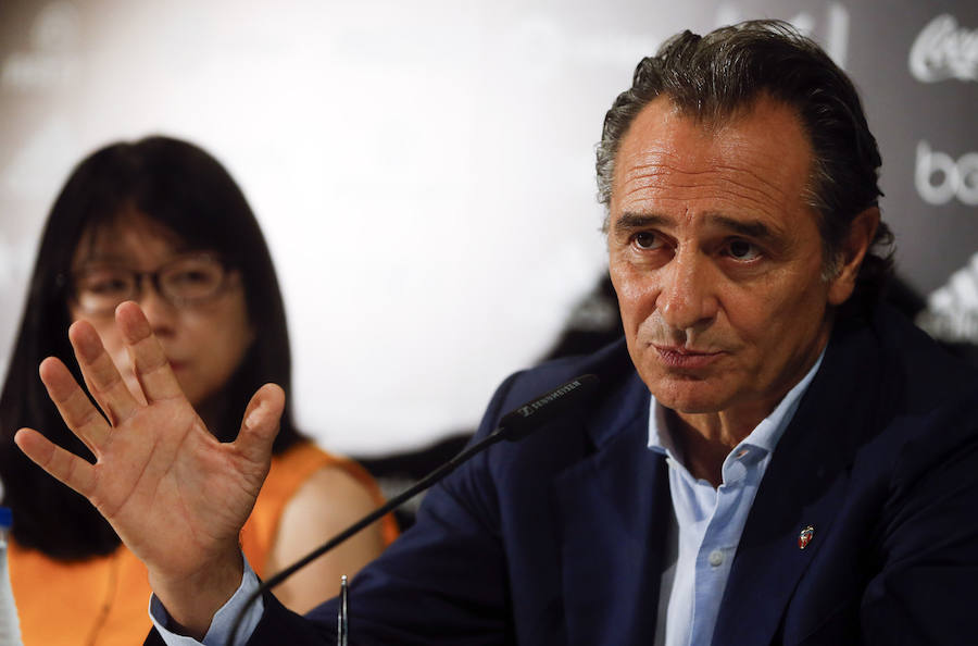 Las imágenes de Cesare Prandelli en su presentación como entrenador del Valencia