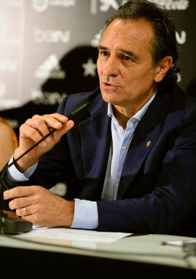 Las imágenes de Cesare Prandelli en su presentación como entrenador del Valencia