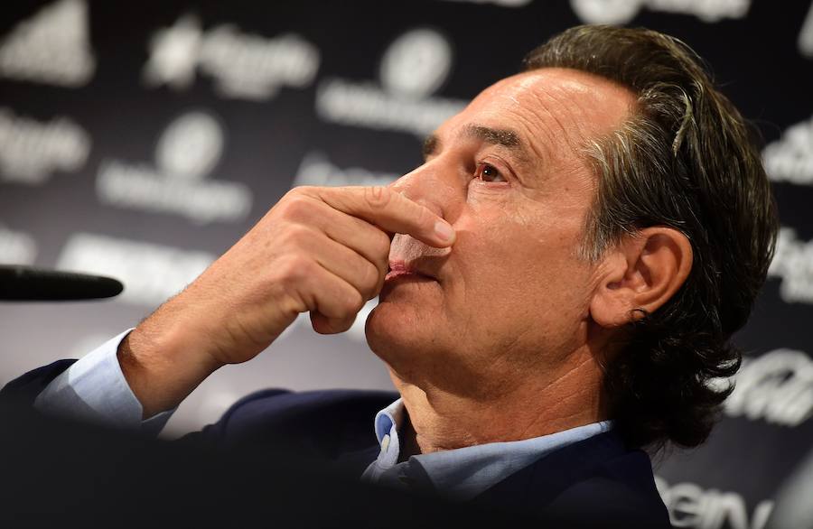 Las imágenes de Cesare Prandelli en su presentación como entrenador del Valencia