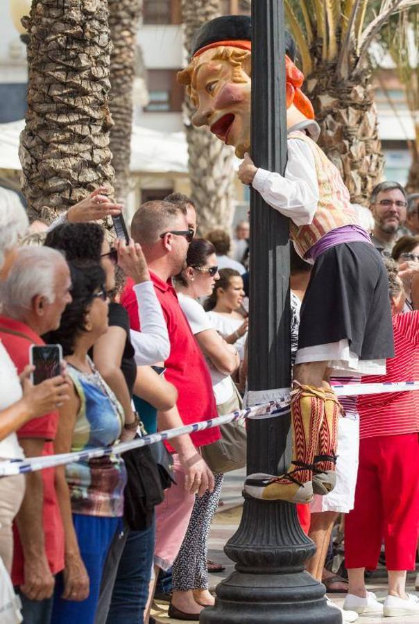 Dolçaines y gegants en la celebración del 9 d&#039;Octubre en Alicante