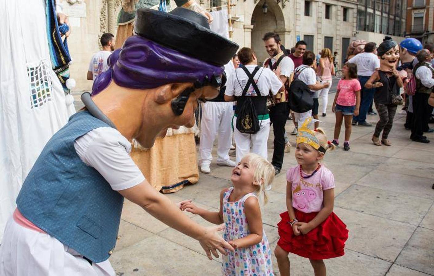 Dolçaines y gegants en la celebración del 9 d&#039;Octubre en Alicante