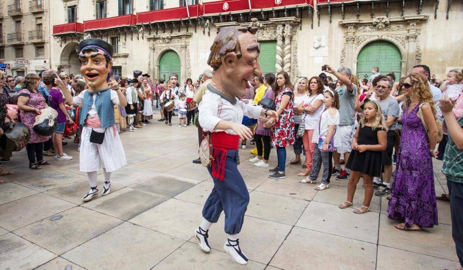 Dolçaines y gegants en la celebración del 9 d&#039;Octubre en Alicante