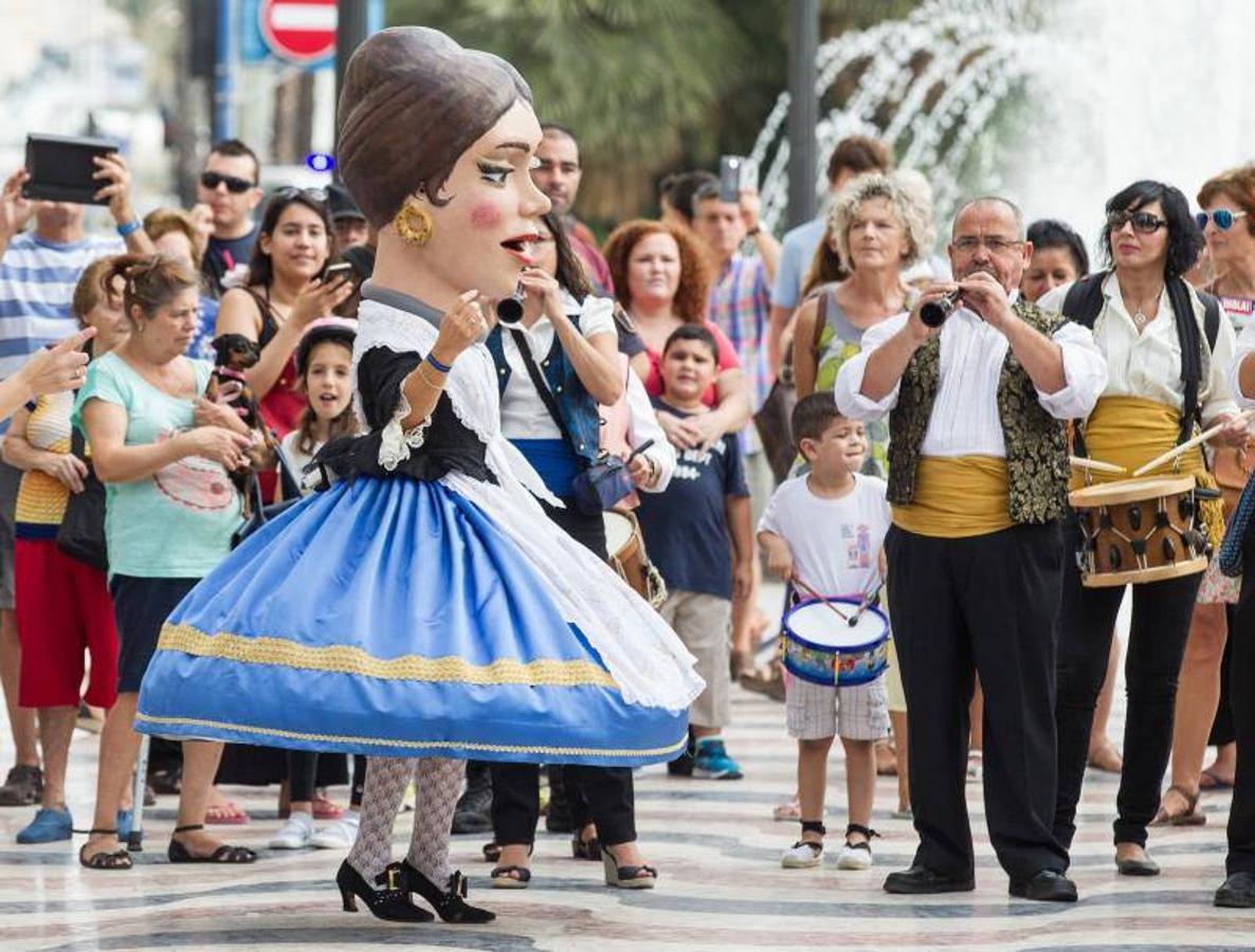 Dolçaines y gegants en la celebración del 9 d&#039;Octubre en Alicante