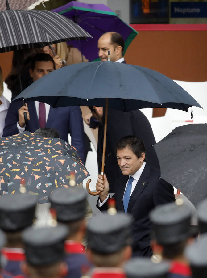 El presidente de Asturias y de la gestora del PSOE, Javier Fernández, a su llegada al acto central del Día de la Fiesta Nacional.