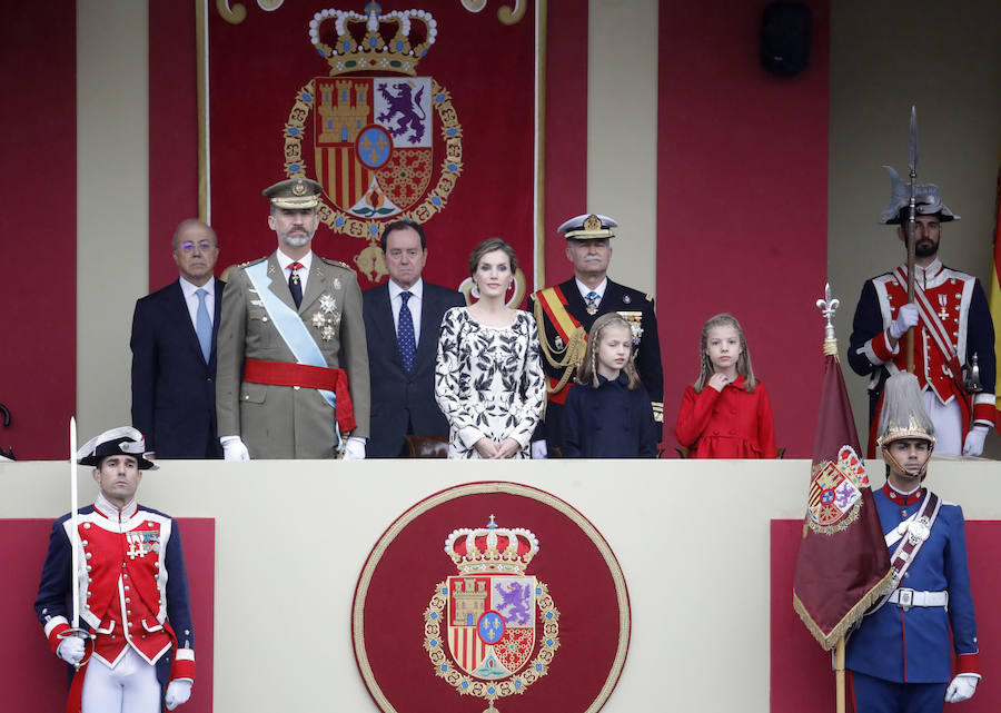 Los Reyes, junto a sus hijas, la Princesa de Asturias y la infanta Sofía, presiden el desfile militar,.