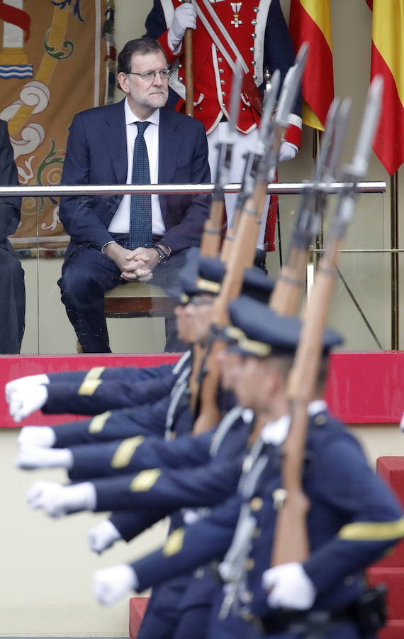 El presidente del Gobierno en funciones, Mariano Rajoy, sigue desde la tribuna el acto central del Día de la Fiesta Nacional.