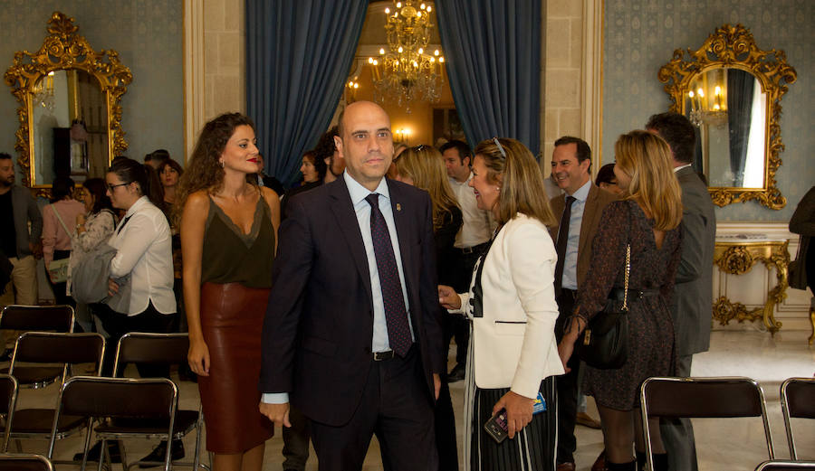 Echávarri durante la presentación de un acto en el Salón Azul del Ayuntamiento