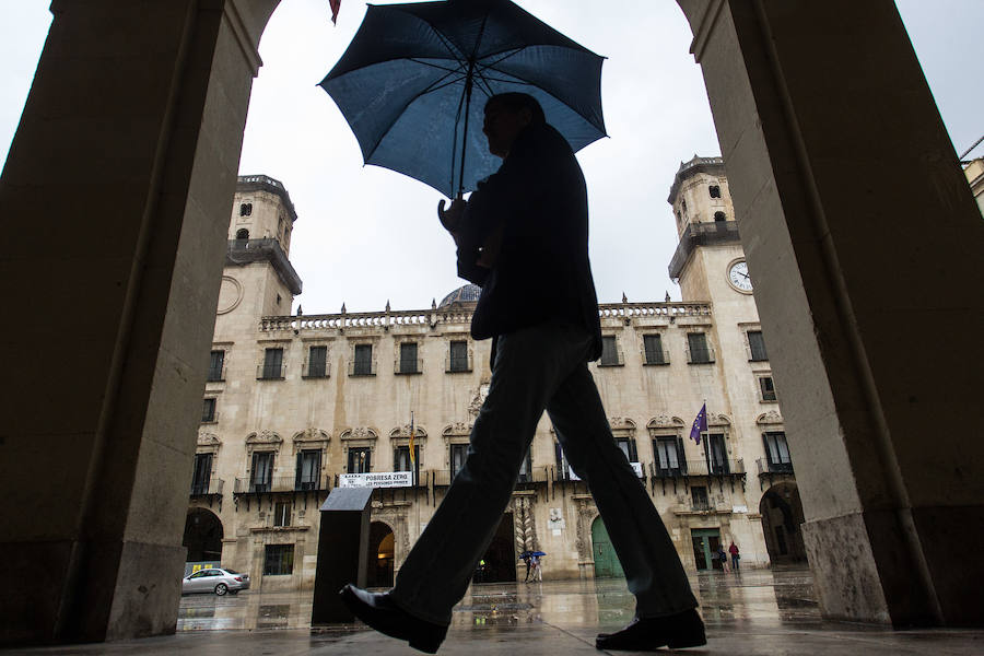 La lluvia hace acto de presencia en Alicante