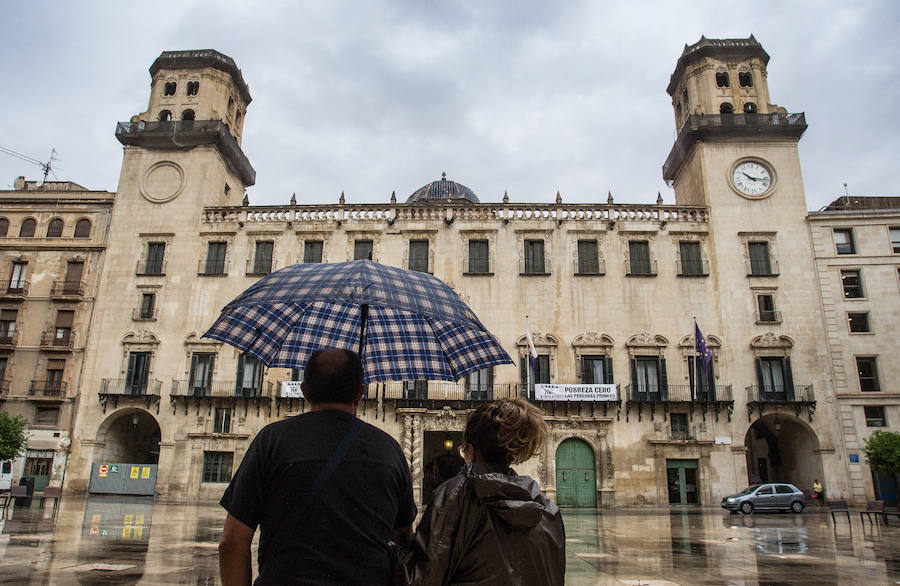 La lluvia hace acto de presencia en Alicante