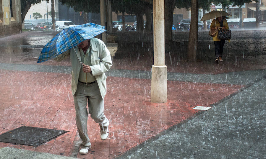 La lluvia hace acto de presencia en Alicante