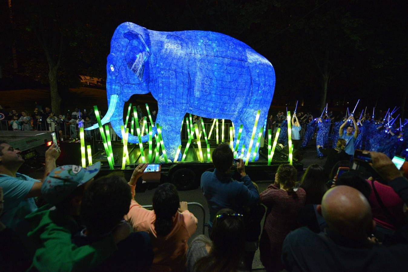 Una escultura luminosa de un elefante asiático, en el centenario del zoo Taronga, en el distrito central de Sídney, que trata de concienciar sobre las protección de especies en peligro. / AFP PHOTO / PETER PARKS