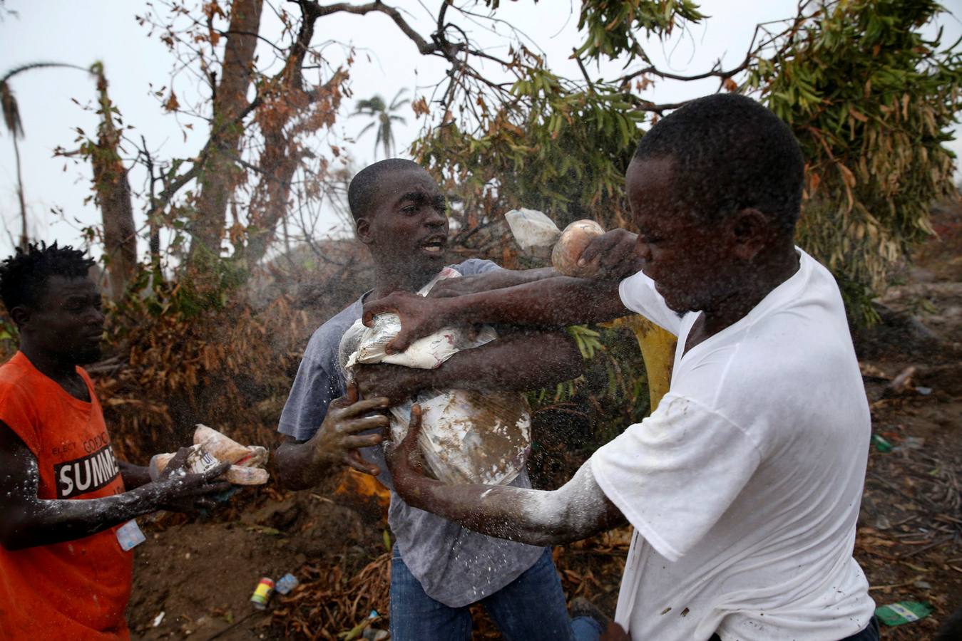 A golpes por la ayuda en Jeremie (Haití). REUTERS/Carlos Garcia Rawlins