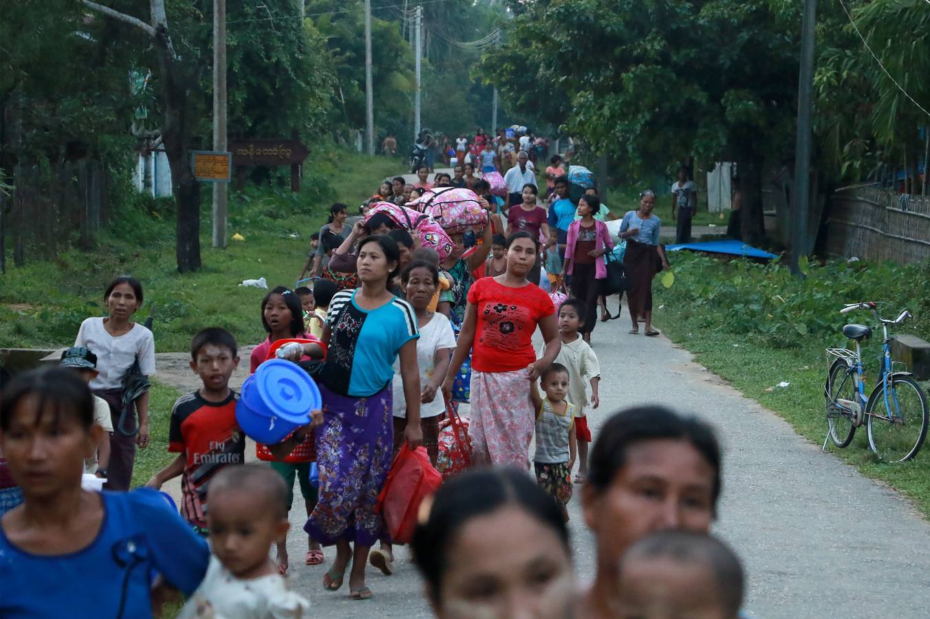 Guerra olvidada. Cientos de desplazados desde Maungdaw, en el estado de Rakhine State, en Mianmar. / AFP PHOTO / STR