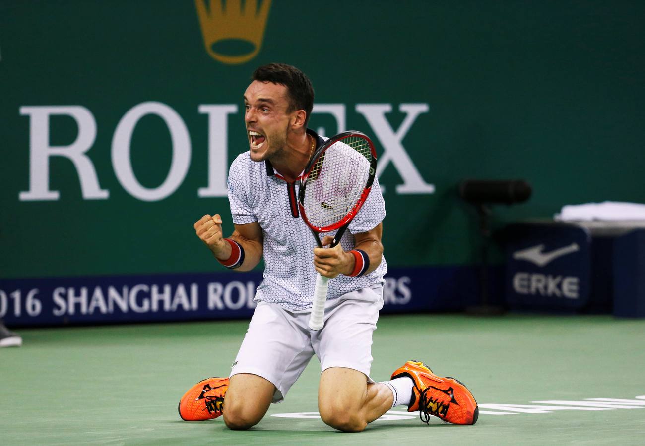 El castellonense Roberto Bautista Agut celebra su victoria en la semifinal de Shanghái ante Djokovic. / REUTERS/Aly Song