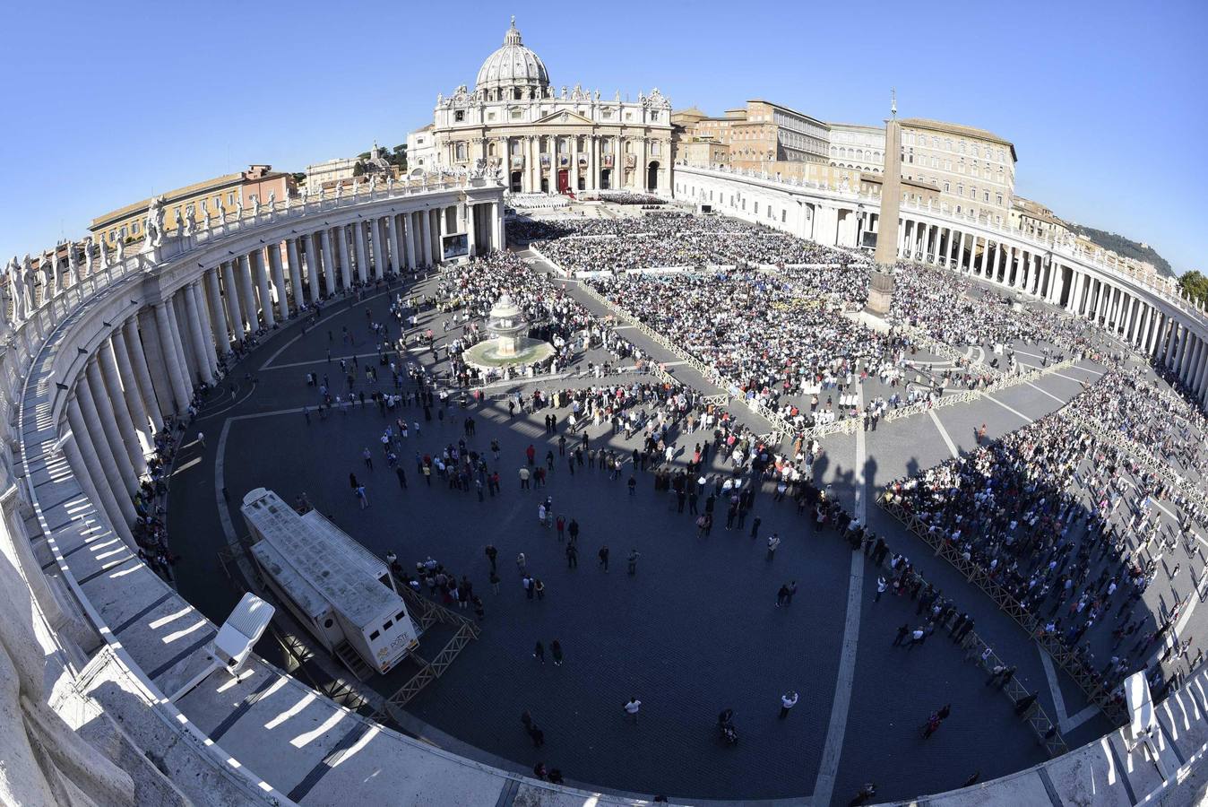 Vista panorámica de la Plaza de San Pedro del Vaticano durante la ceremonia de proclamación de siete nuevos santos, entre ellos al español Manuel González García, el argentino José Gabriel Brochero y el mexicano José Sánchez del Río, en el Vaticano, el 16 Octubre de 2016. / EFE/Giorgio Onorati