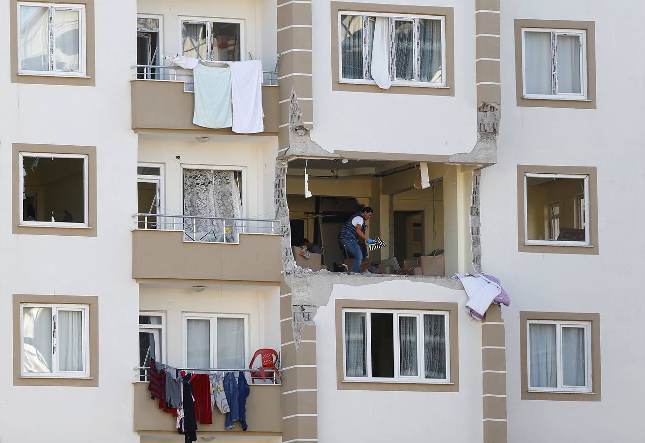 Un policía de la brigada científica examina un apartamento tras la explosicón en Gaziantep, Turquía. / REUTERS/Umit Bektas