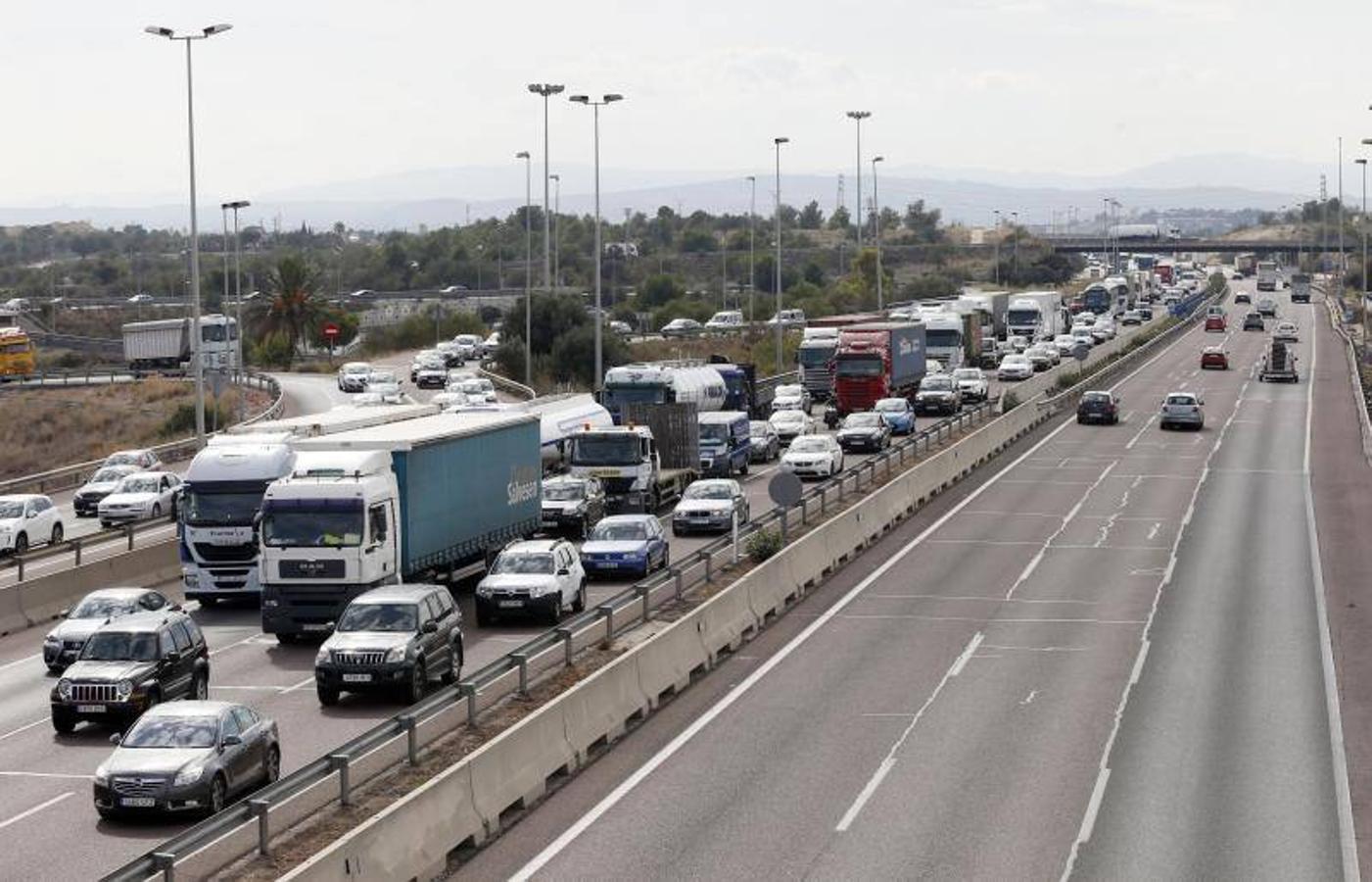 Atasco monumental en la A-7 tras un accidente