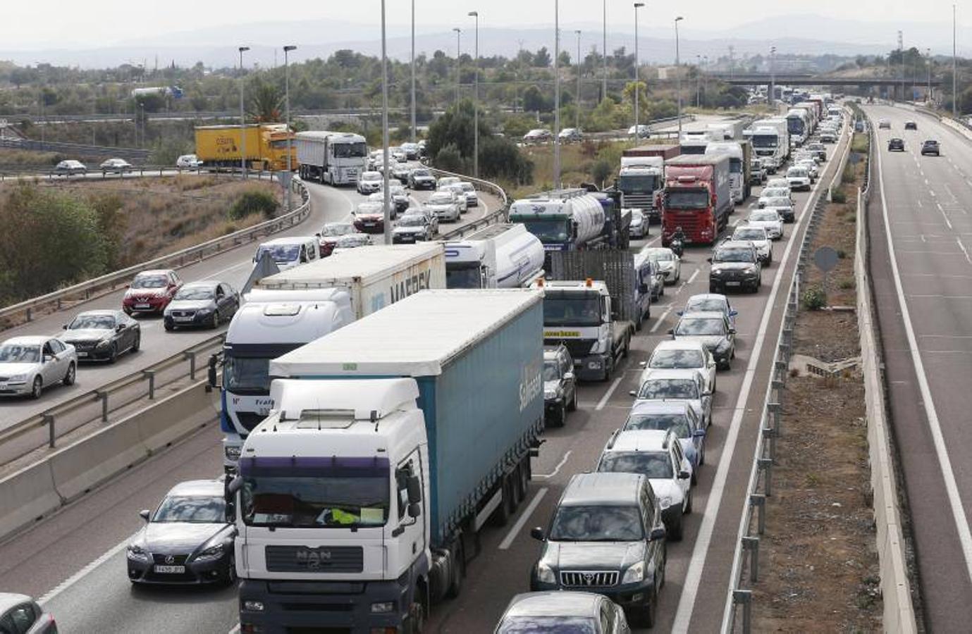 Atasco monumental en la A-7 tras un accidente