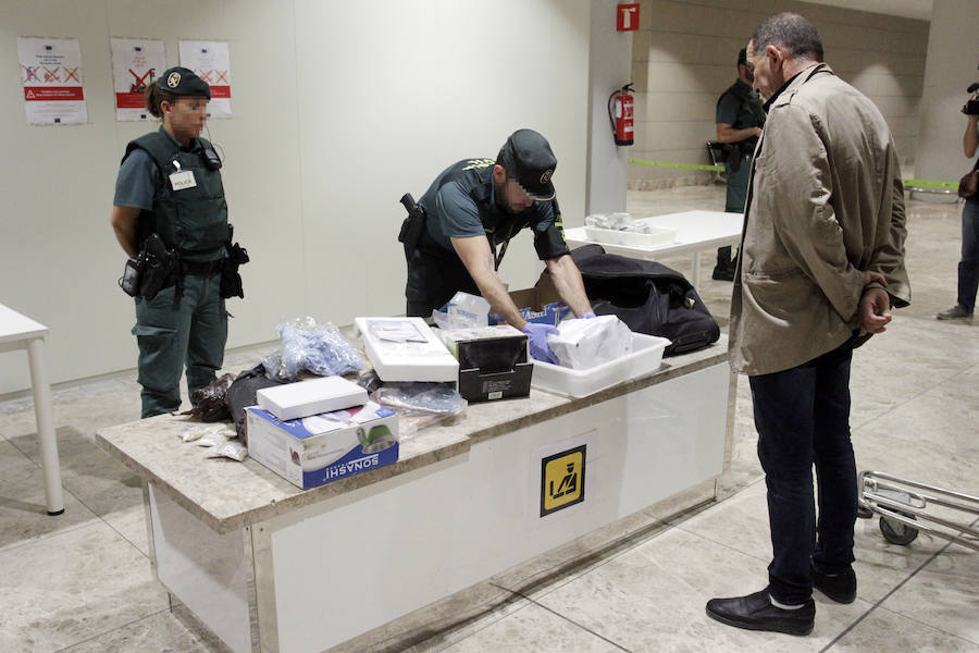 Moragues visita el control de Aduanas del aeropuerto de El Altet