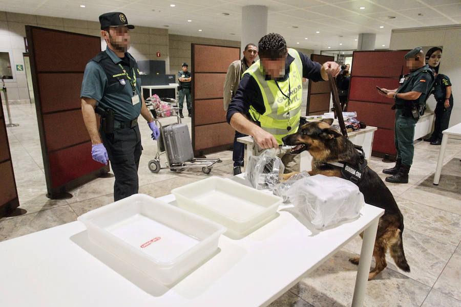 Moragues visita el control de Aduanas del aeropuerto de El Altet