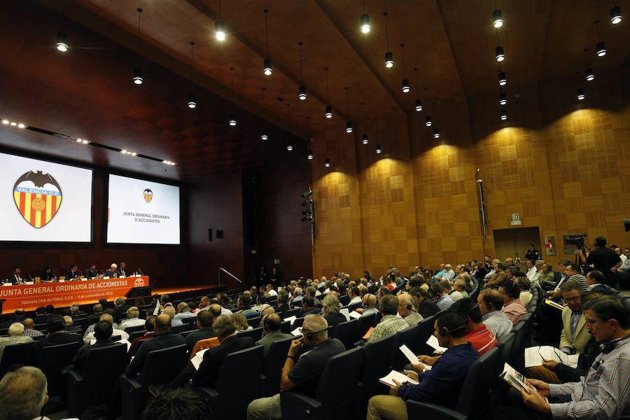 Las imágenes de la junta de accionistas del Valencia CF