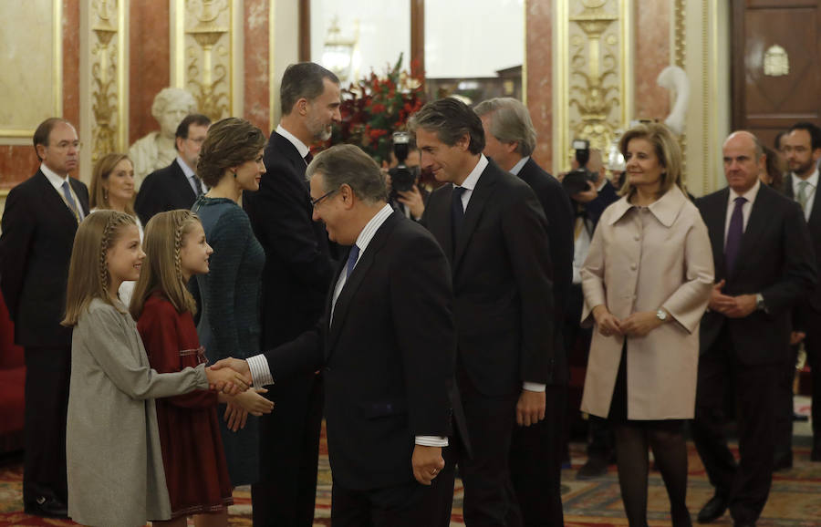 Fotos de Leonor y Sofía, protagonistas en el Congreso