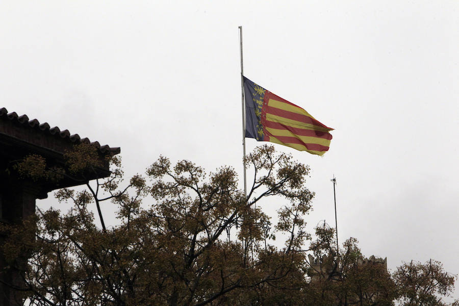 Fotos del Pleno extraordinario del Ayuntamiento de Valencia y del homenaje en el domicilio de Rita Barberá