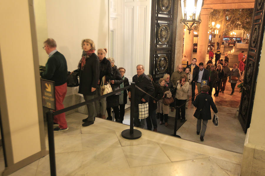 Fotos de las colas para firmar en el libro de condolencias dispuesto en el Salón de Cristal del Ayuntamiento de Valencia