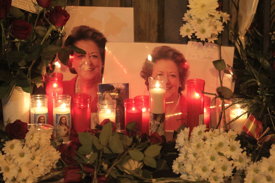 Fotos de las colas para firmar en el libro de condolencias dispuesto en el Salón de Cristal del Ayuntamiento de Valencia