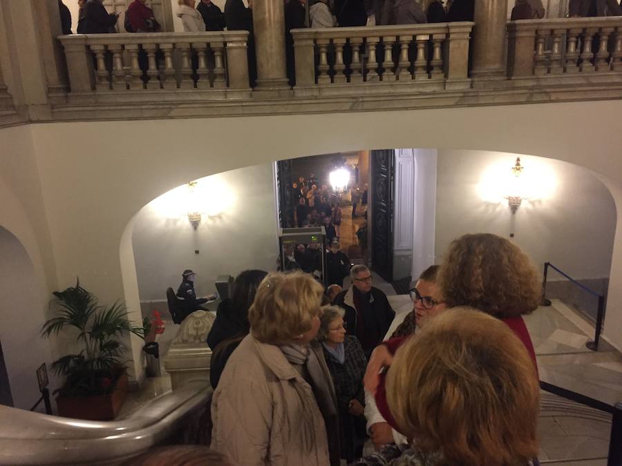 Fotos de las colas para firmar en el libro de condolencias dispuesto en el Salón de Cristal del Ayuntamiento de Valencia