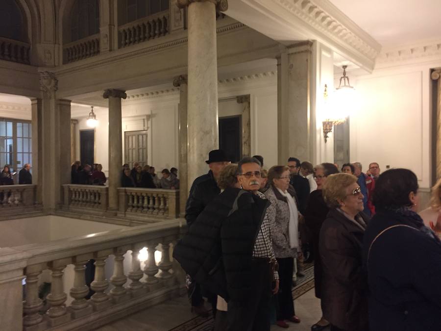 Fotos de las colas para firmar en el libro de condolencias dispuesto en el Salón de Cristal del Ayuntamiento de Valencia