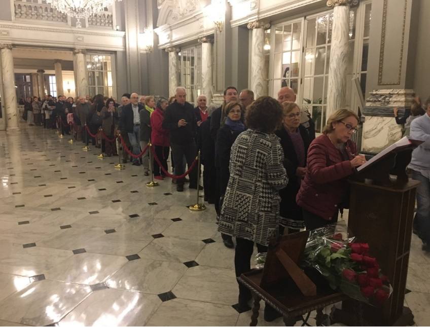 Fotos de las colas para firmar en el libro de condolencias dispuesto en el Salón de Cristal del Ayuntamiento de Valencia